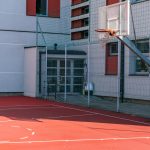 Bezpieczne boisko do koszykówki – postaw na piłkochwyty